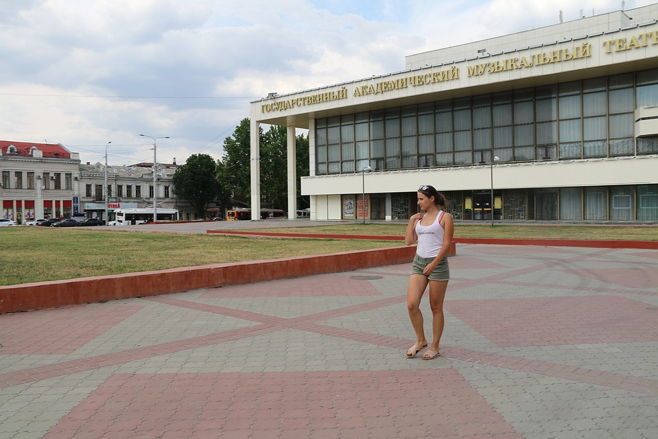 Симферопольцы в жару стараются на себя надеть как можно меньше одежды.