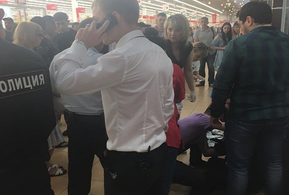 В тюменском "Ашане" покупатель пырнул ножом охранника. Фото Максима Костоломова vk.com