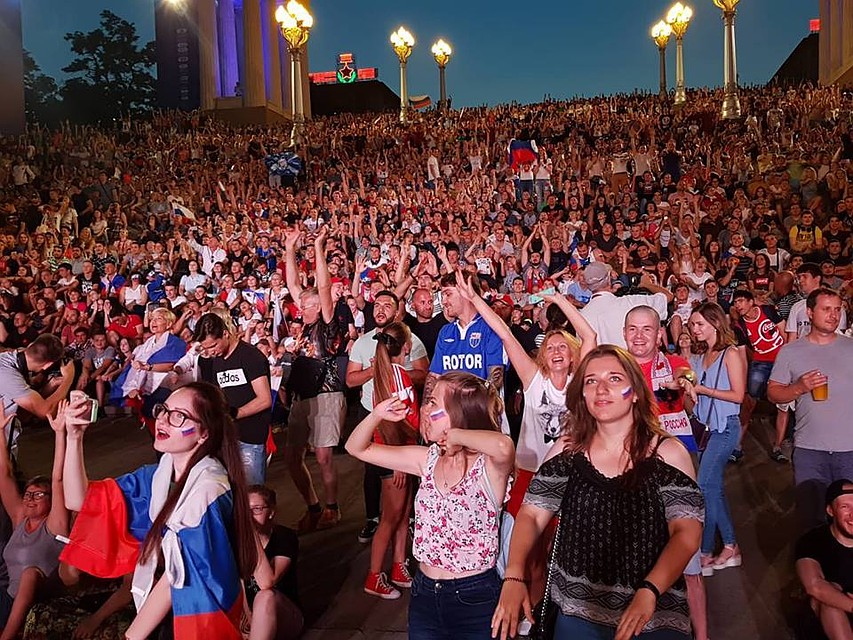 На фан-фесте тысячи волгоградцев болеют за Россию.