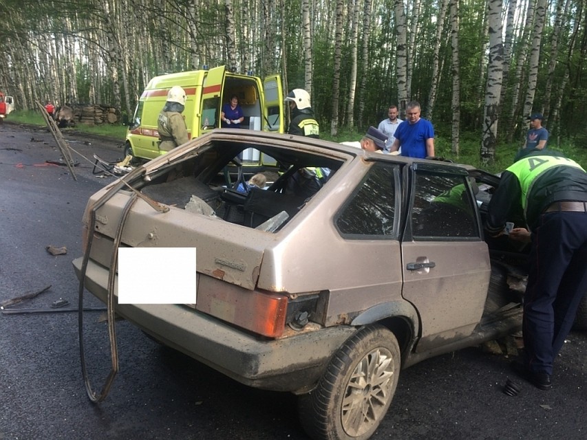 Известно, что в аварии пострадали двое человек.