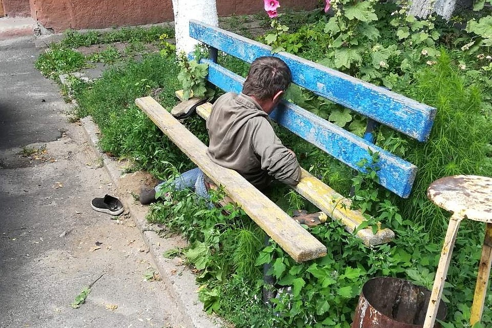 В Гомеле мужчина провалился между досками лавочки. Фото: МЧС