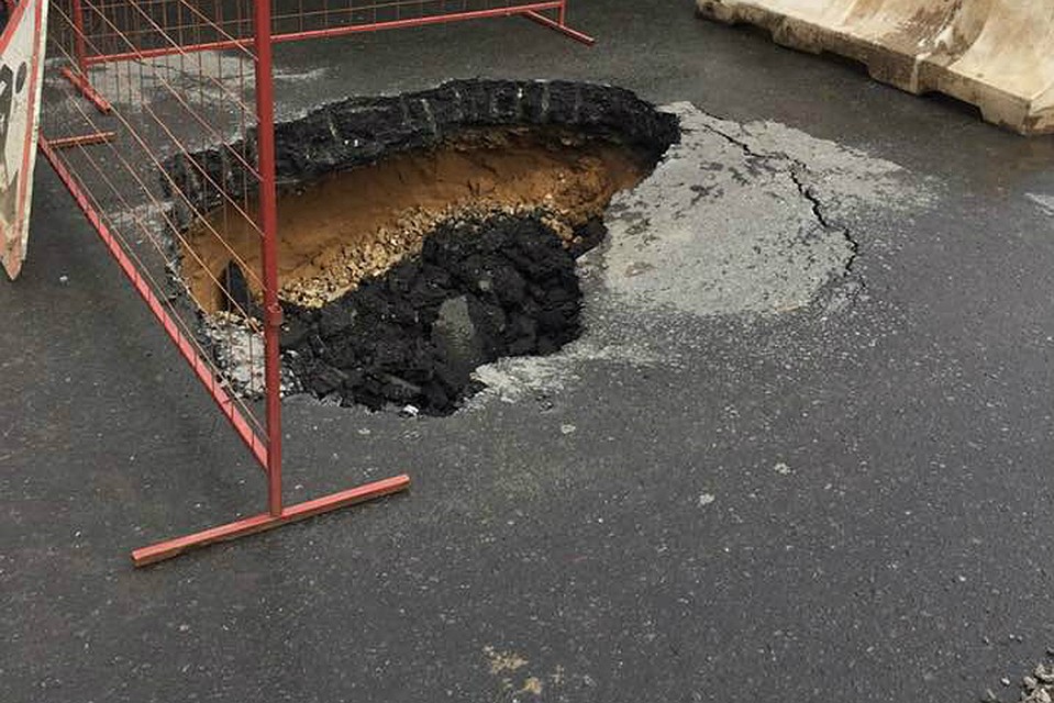 В центре Ярославля после дождя провалился асфальт. Фото: Елена Богданова / Фейсбук.