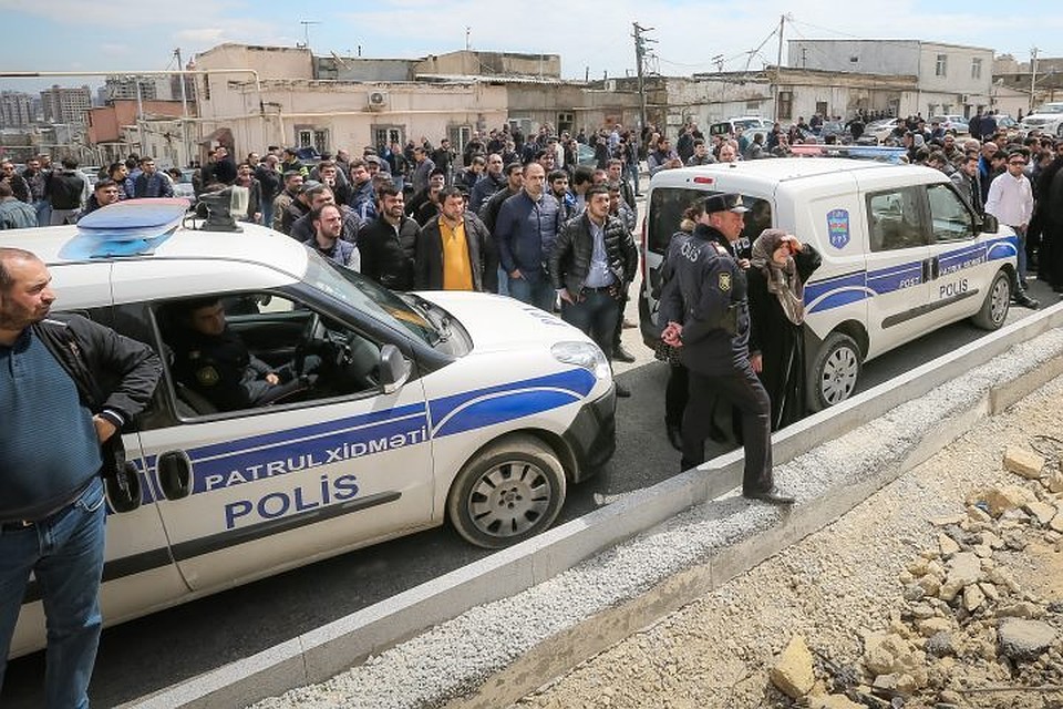 В Азербайджане во время беспорядков убили двоих полицейских