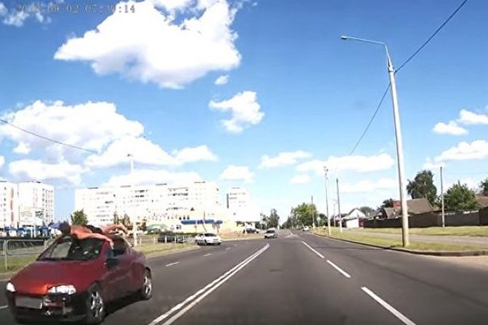 Парень залез на крышу автомобиля прямо во время движения. Фото: uvd.grodno.by