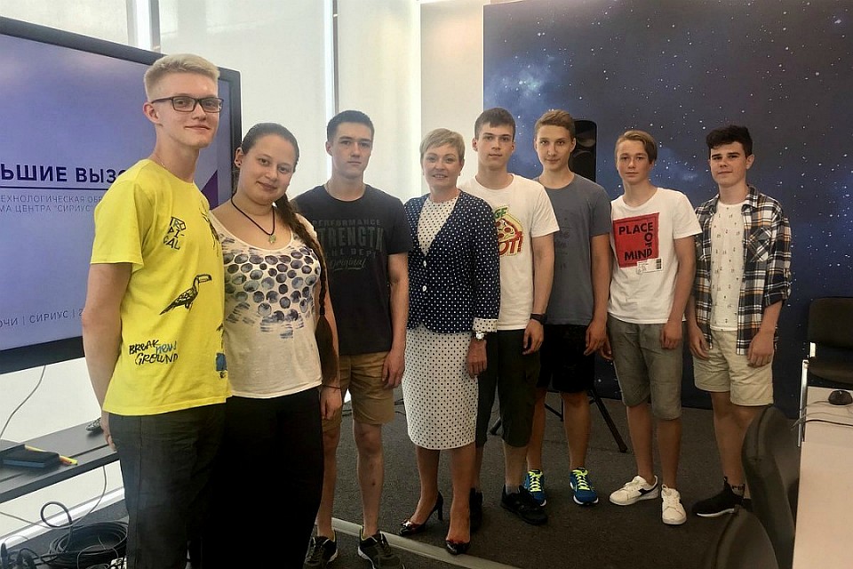 В июле проектная образовательная программа в «Сириусе» называется «Большие вызовы» и включает 12 научных направлений. Поддержать ее участников из Заполярья приехала губернатор Марина Ковтун. Фото: правительство Мурманской области.