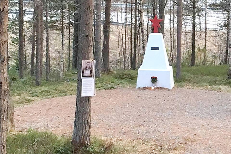 Неизвестные вандалы повредили таблички, установленные в память о погибших советских военнопленных. Фото: Facebook