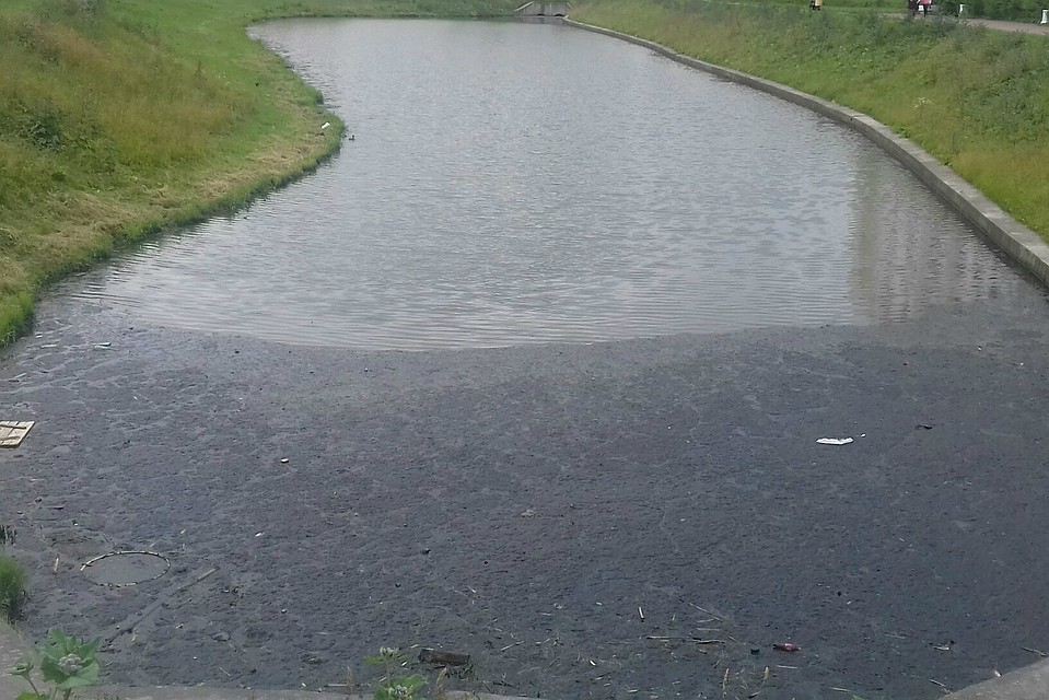 В реку Новая попал мазут