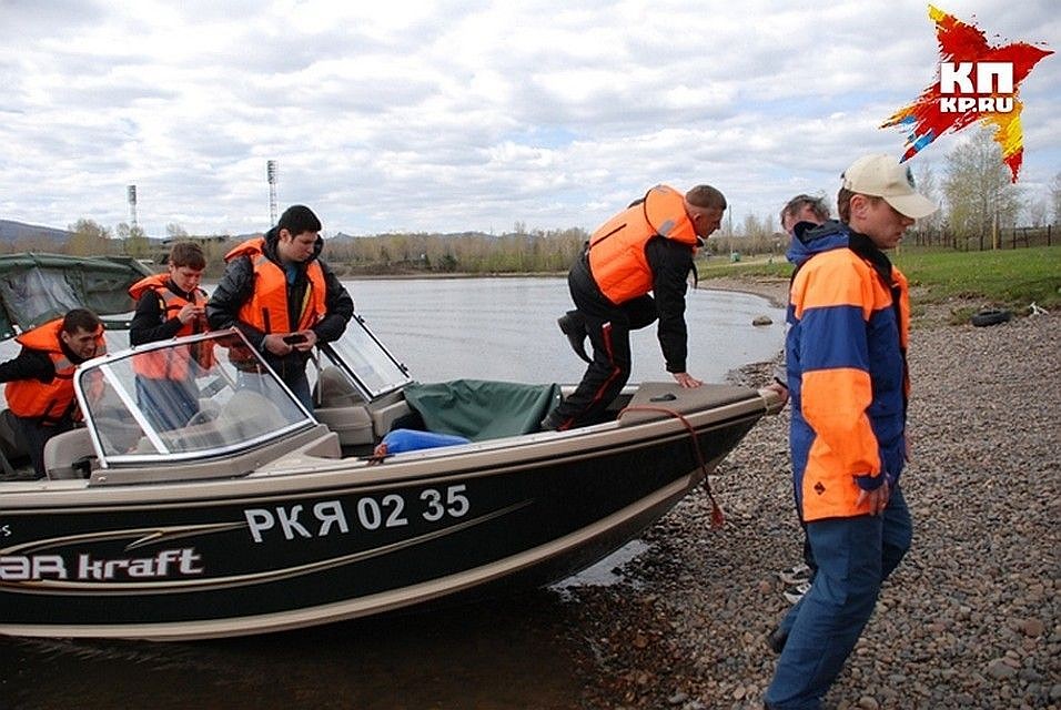 Из сломавшейся посреди Красноярского моря лодки спасли двух человек.
