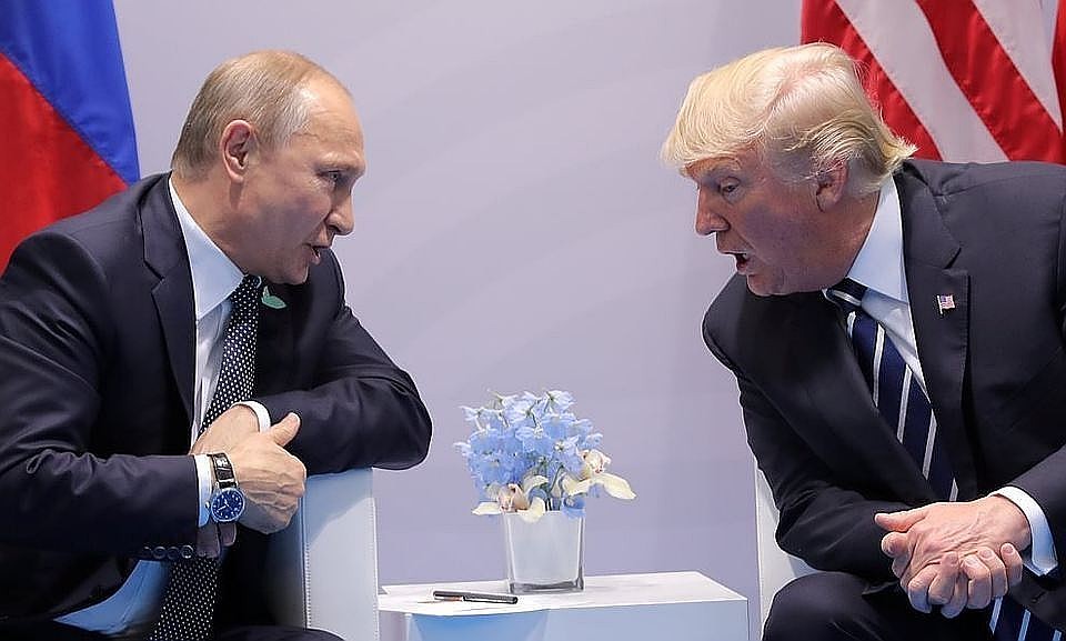 Президент РФ Владимир Путин (слева) и президент США Дональд Трамп