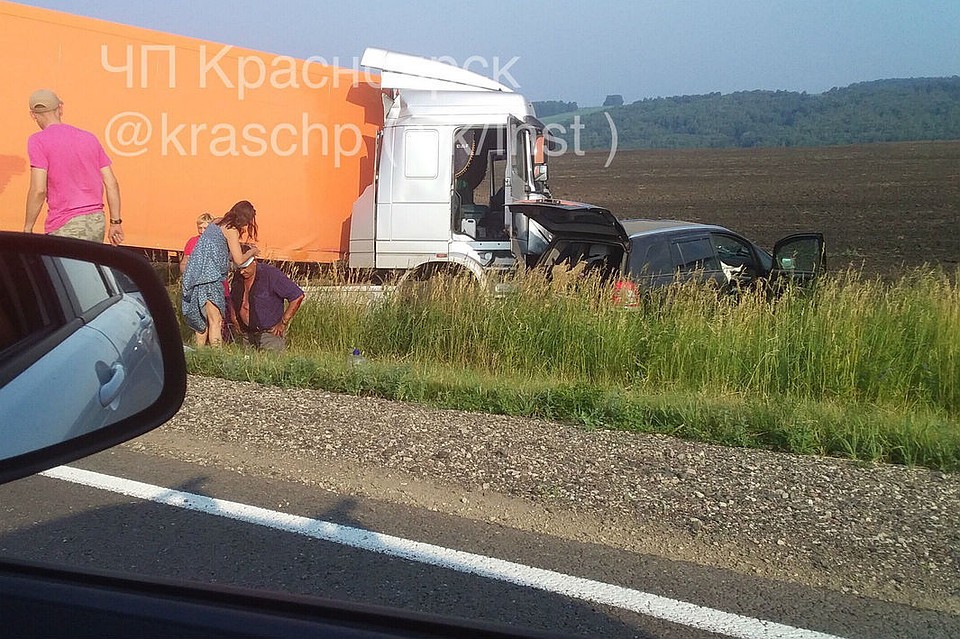 На месте аварии работали дорожные полицейские и спасатели. Фото: "ЧП-Красноярск"