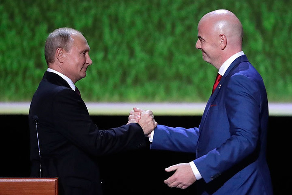 Президент РФ Владимир Путин и президент FIFA Джанни Инфантино во время гала-концерта звезд мировой оперы в Большом театре. Фото: Михаил Метцель/ТАСС.