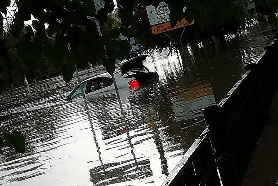 Подводные лодки на Первой продольной - главной автомагистрали города. Фото: Богдан Москвин.
