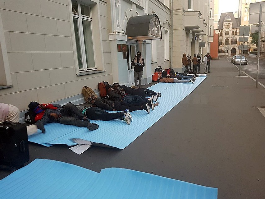 Сотни африканцев приехали в Россию на заработки под видом футбольных болельщиков