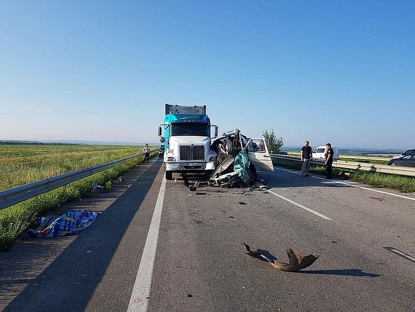 По предварительной информации, водитель Volkswagen не справился с управлением, и автомобиль врезался в грузовик, который стоял справа от дороги. Фото: Вячеслав Аброськин.