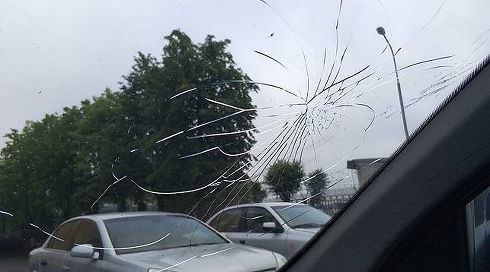 В Минске пьяный водитель разбил ногами лобовое стекло машины ГАИ Фото: ОГАИ Заводского РУВД г. Минска