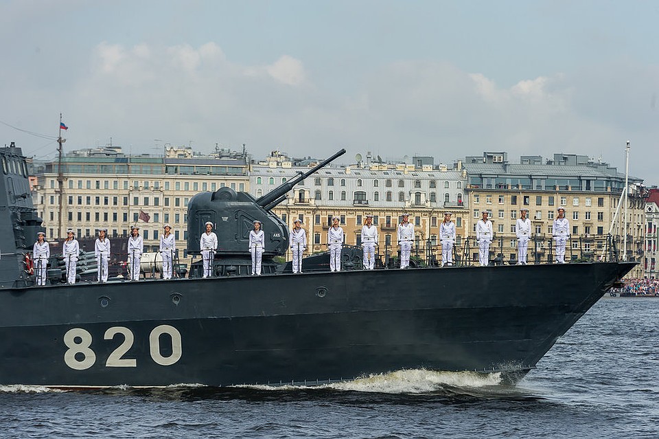 Добраться до Кронштадта в День ВМФ можно только на автобусах.