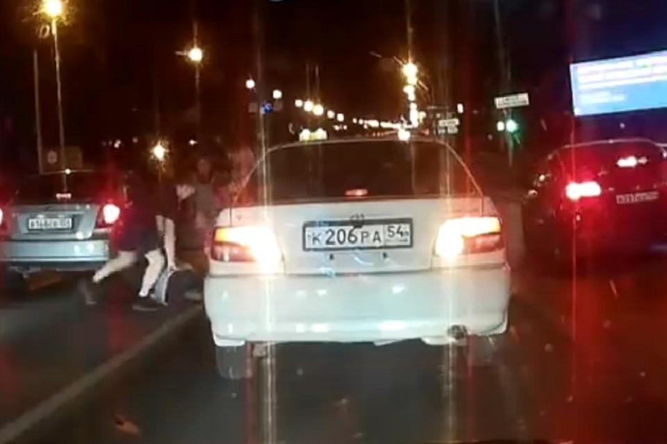 Одному из мужчин достается даже после падения на асфальт. ФОТО: Артур Кротов.
