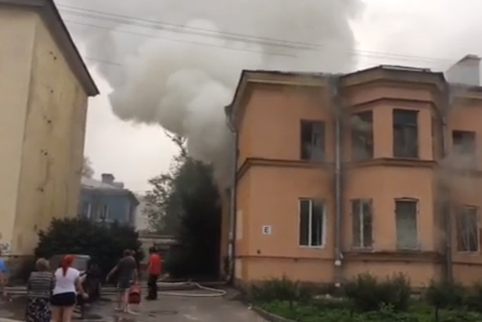 Пожар на улице Гладкова унес жизнь пожилой женщины. Фото: скриншот видео