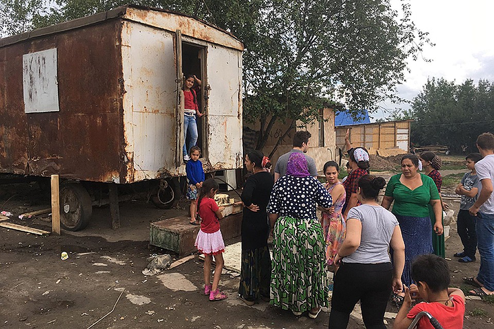 Городские власти и цыгане выдумали народную забаву, которая тянется уже два года. Первые сносят незаконные халупы. Вторые на этом же месте отстраивают новые развалюхи и тянут, как пауки, к ним провода