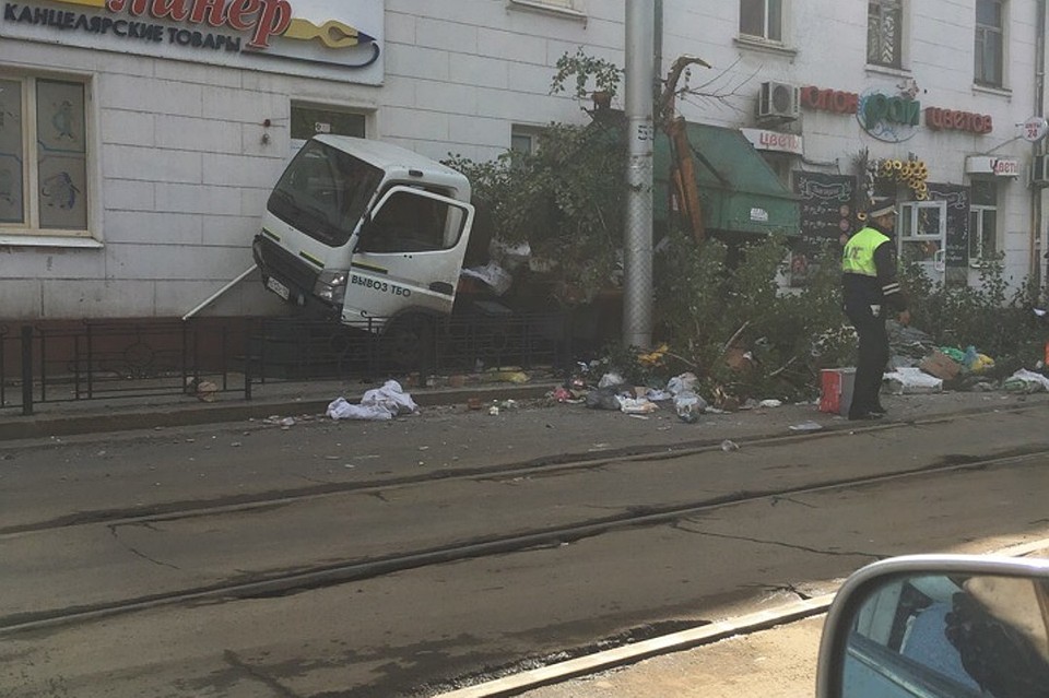 ДТП на Степана Разина в Иркутске: мусоровоз врезался в жилой дом. ФОТО: ДТП 38