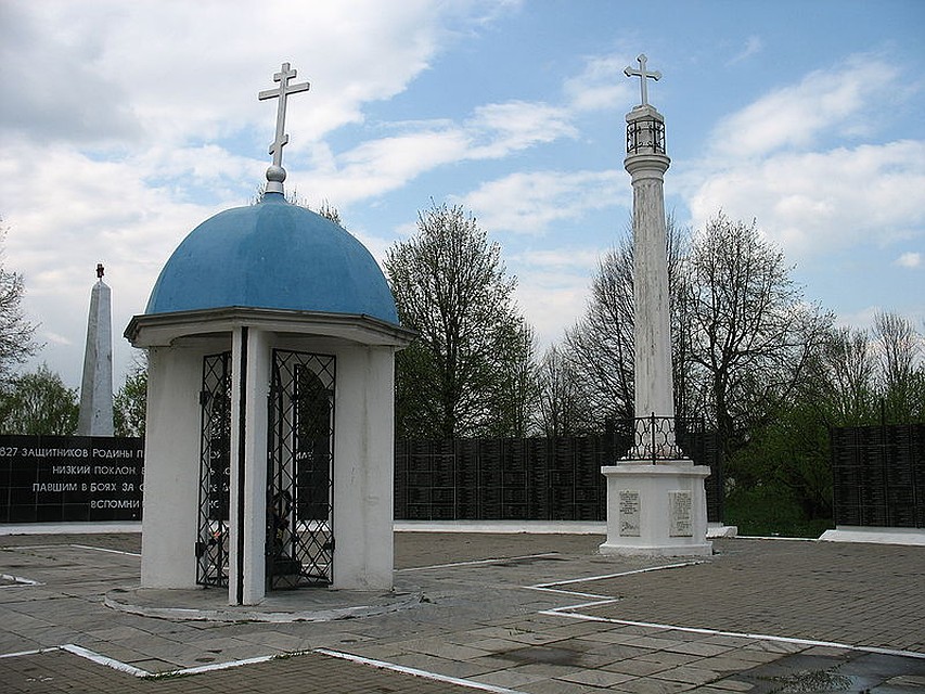 Памятники истории на земляном валу в Дорогобуже. ФОТО: Ю. Минеева/ru.wikipedia.org