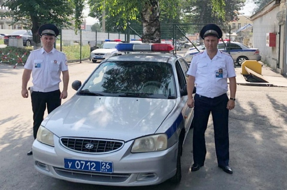 Пятигорские автоинспекторы потушили горящий внедорожник во дворе многоквартирного дома