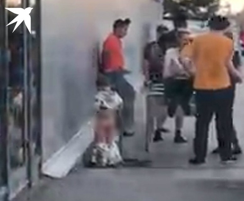 Мальчик сходил в туалет недалеко от входа в ТЦ