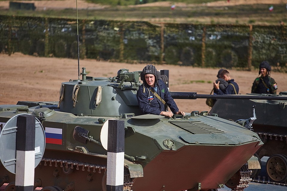 Псковские механики-водители быстрее всех преодолели трассу на полигоне в Стругах-Красных во время индивидуальной гонки.