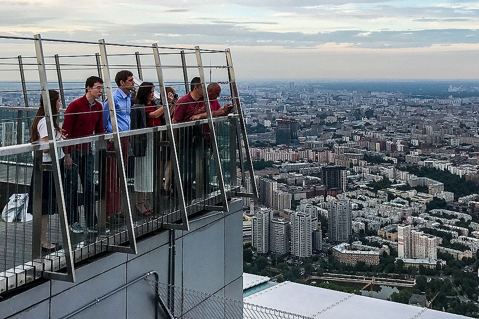 Посетители на смотровой площадке башни Око делового центра "Москва -Сити".
