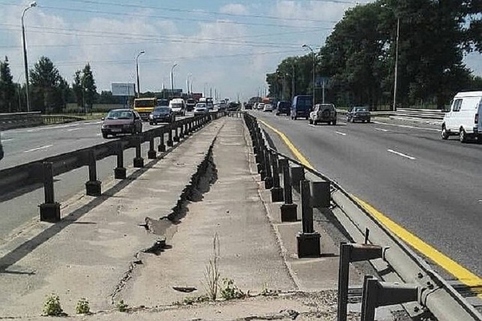 На кольцевой просела целая полоса покрытия. Фото: ГАИ Минск.