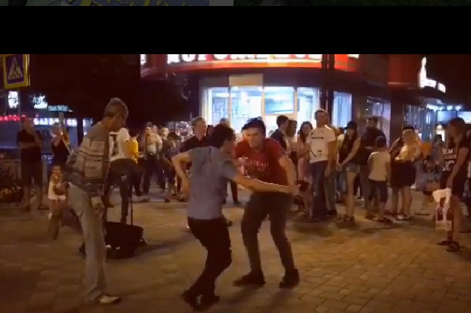 В Пятигорске на видео попали зажигательные уличные танцы.