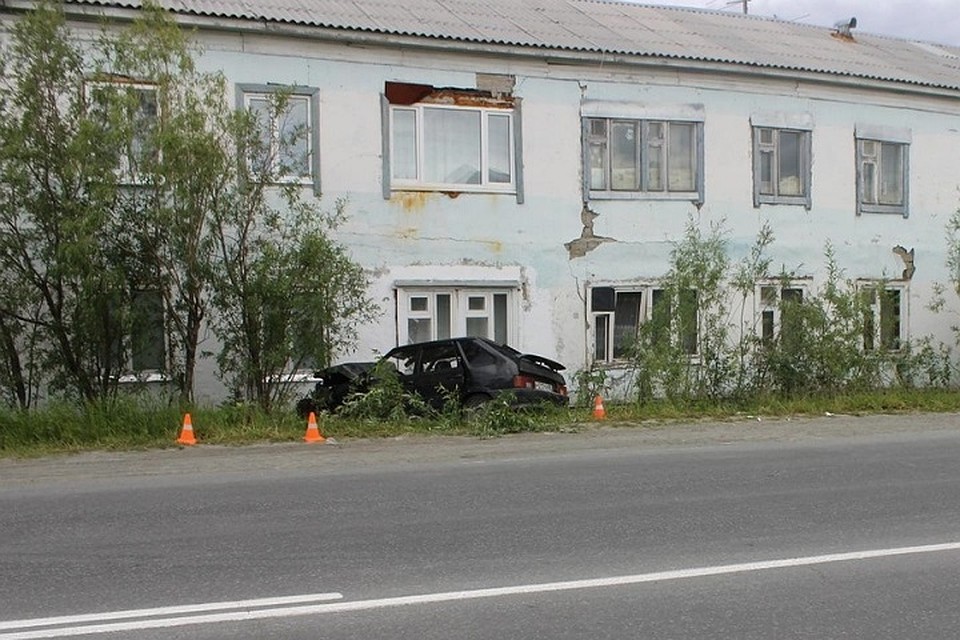 В Салехарде водитель ВАЗа, влетевшего в двухэтажку, оказался пьян Госавтоинспекция Ямала