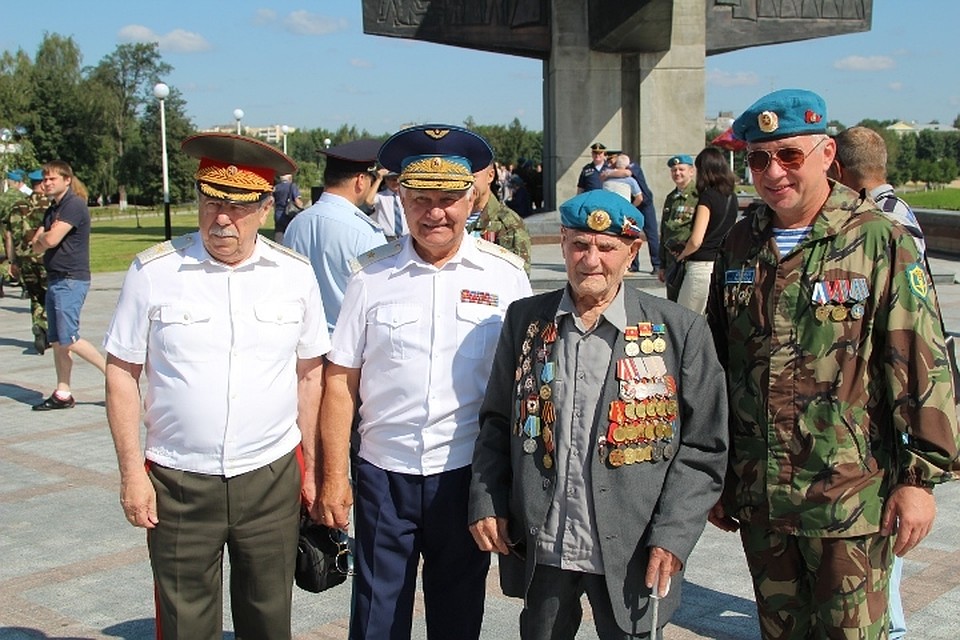 Десантники встретились на площади Победы На фото (слева направо): генерал-майор Александр Грибов, генерал-майор авиации Генрих Левкович, ветеран ВОВ Сергей Серов, шоумен Дмитрий Седов