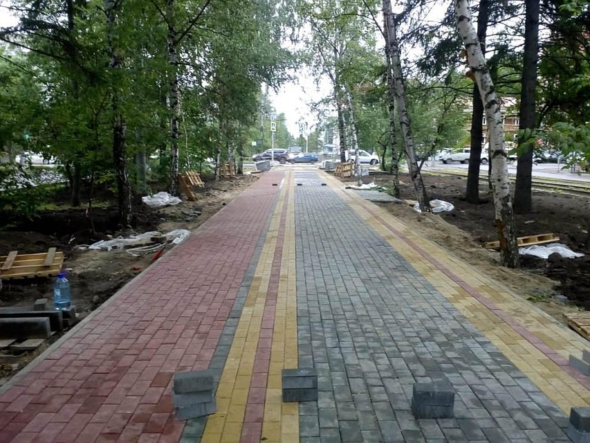 На проспекте Кирова в Томске начали укладывать плитку.
