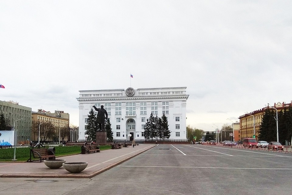 На выходных проехать мимо здания областной администрации не получится