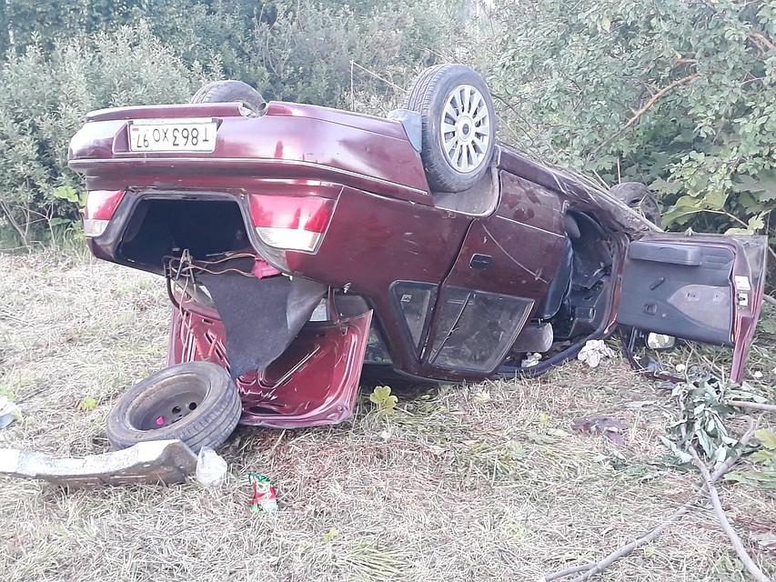 В Тверской области в аварии пострадал маленький ребенок. Вечером 2 августа на улице Западной в Кашине автомобиль «Daewoo Nexiа» вылетел в кювет. Как сообщает пресс-служба УГИБДД России по Тверской области, 57-летний водитель автомобиля не выбрал безопасную скорость движения и не справился с управлением. На обочине машина перевернулась и оказалась на крыше. В автомобиле вместе с водителем ехала семилетняя девочка. В результате дорожно-транспортного происшествия пострадал и водитель, и пассажирка. Мужчина управлял автомобилем в состоянии алкогольного опьянения. Фото: УГИБДД России по Тверской области