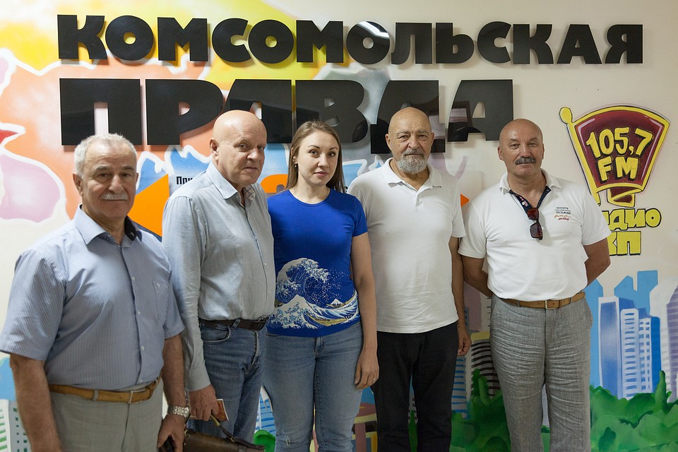 5 минут до эфира. Гости и ведущие программы "Ходим по краю"