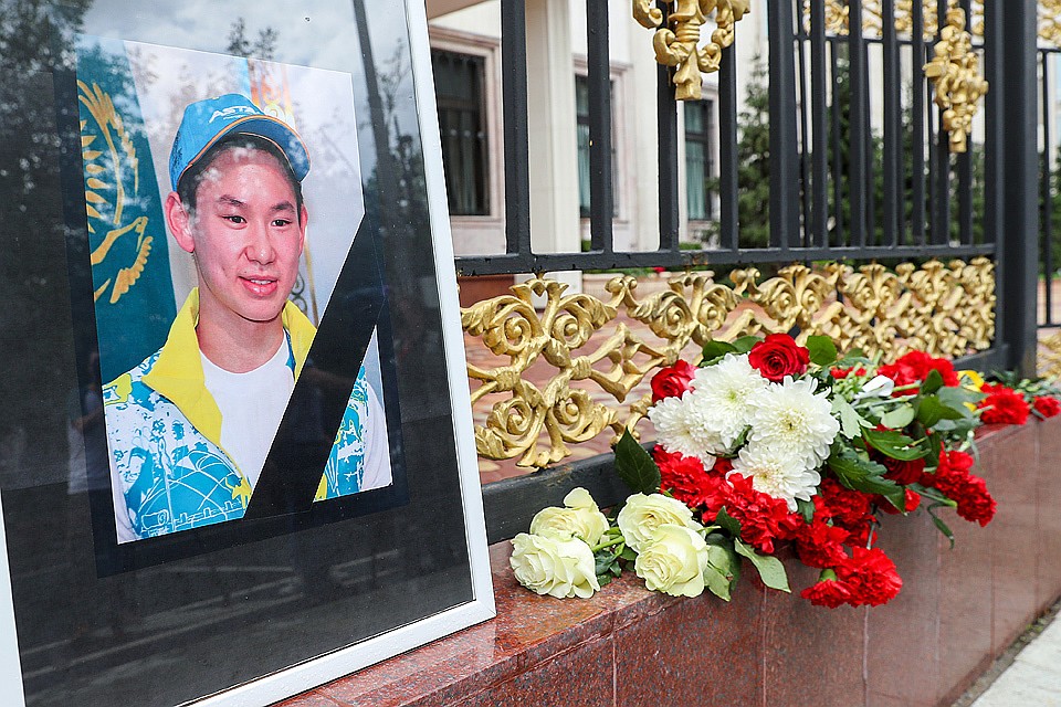 Цветы у посольства Казахстана в Москве в память о погибшем фигуристе Денисе Тене. ФОТО Сергей Савостьянов/ТАСС