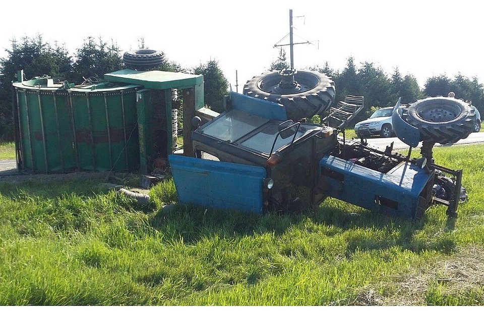 Трактор получил удар в прицеп по касательной. Фото: ГАИ Гродно.