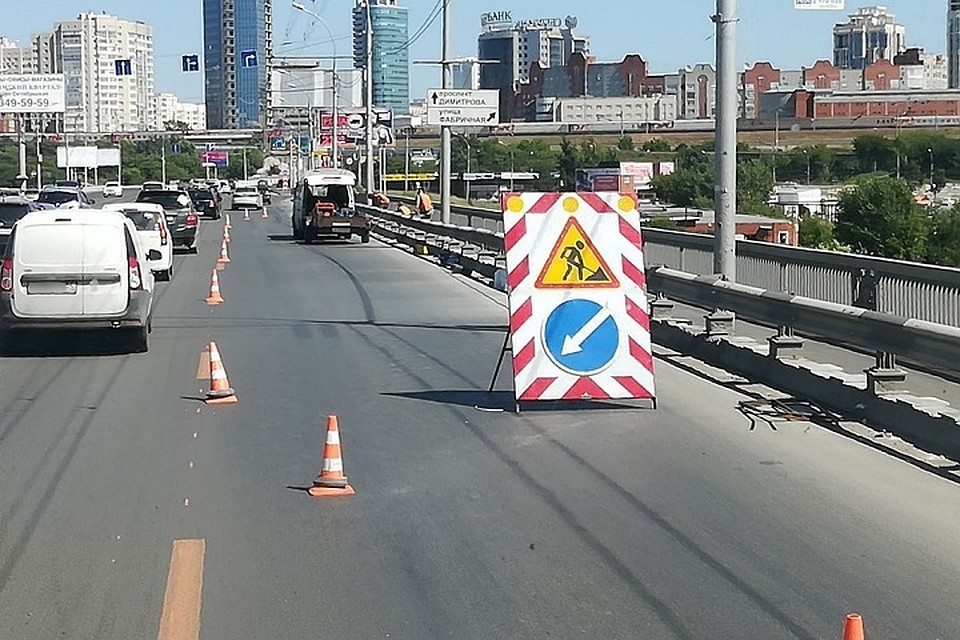 Дорожники перекрыли целую полосу.