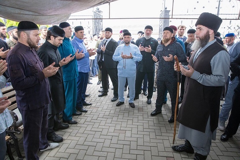 Кадыров на поминках по Теремханову. Фото: vk.com/ramzan