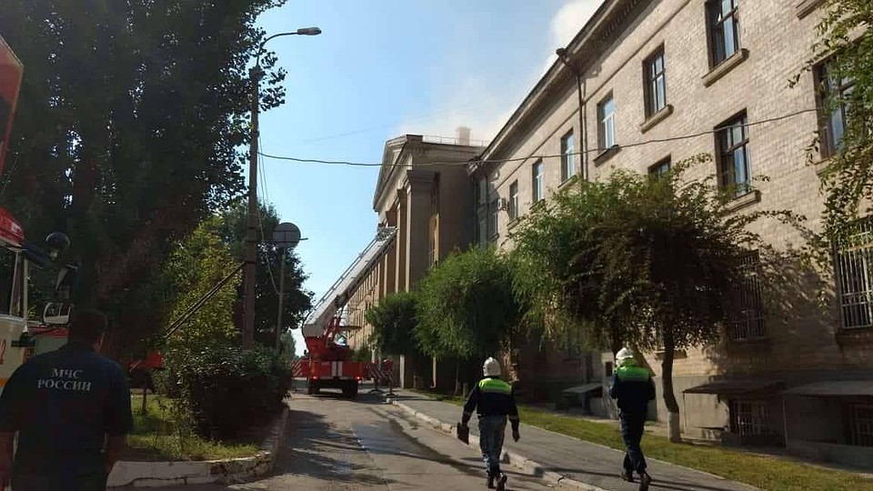 В здании загорелся кабинет на четвертом этаже