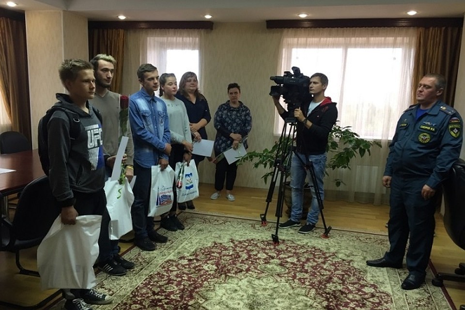 В Лабытнанги наградили бдительных подростков, спасших дома от пожара Фото: 89.mchs.gov.ru