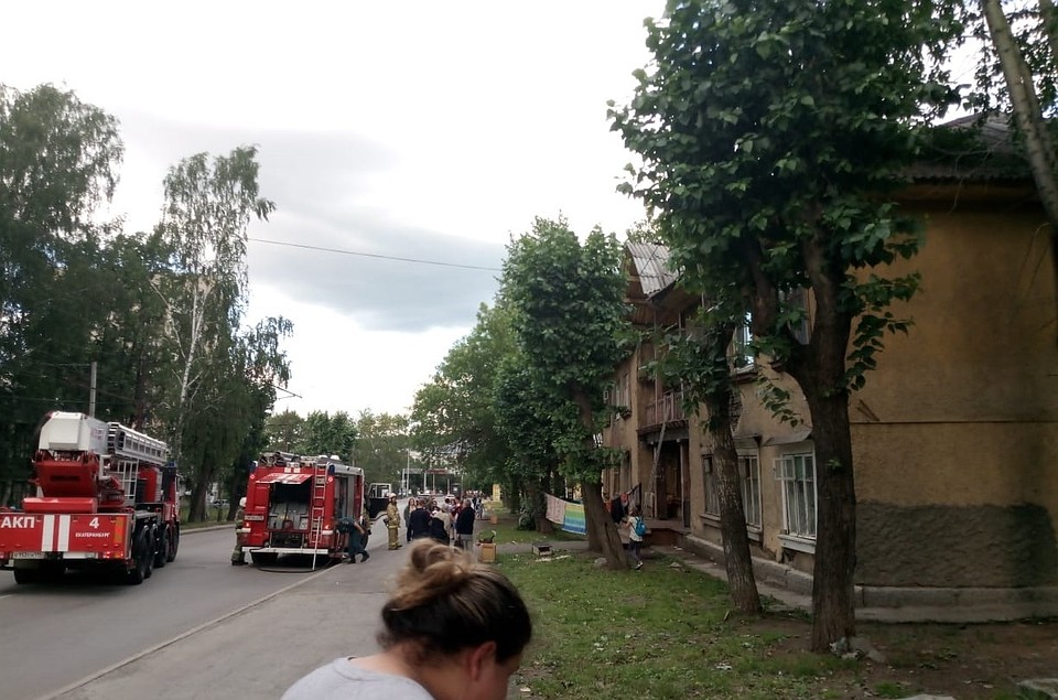 К месту пожара съехались три экипажа спасателей. Фото: читатель КП