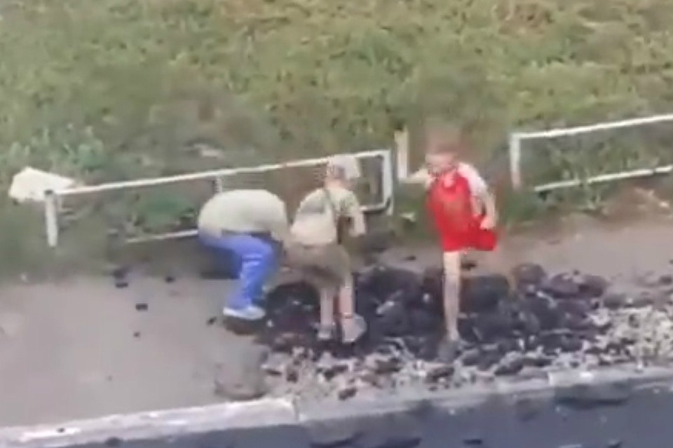 Дети раскидали новую дорогу в Челябинске.