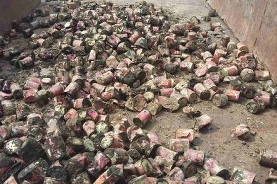 На мясокомбинате закопали 147 тысяч банок просроченной тушенки. Фото: КГК