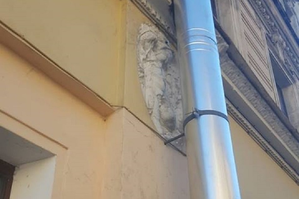 Просверленный барельеф ангела на Ропшинской улице заделали. Фото: facebook.com/AlbinIgor