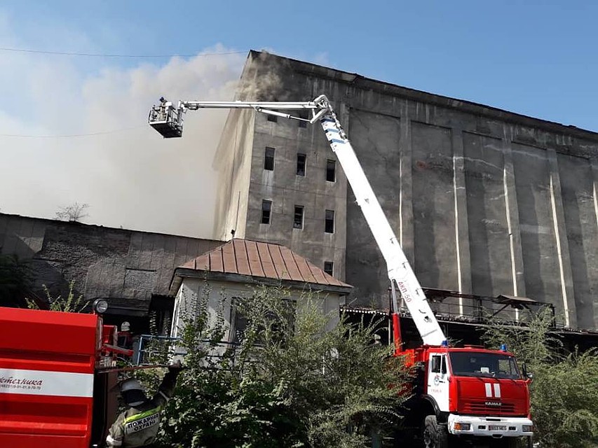 Пожар не могут потушить несколько часов.
