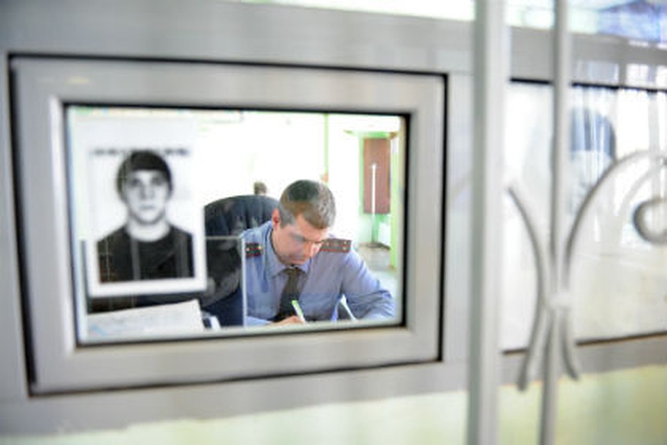Прибывшие на место происшествия полицейские стали объезжать ломбарды в городке Нефтяников, и на проспекте Мира заметили подходящего под описание человека