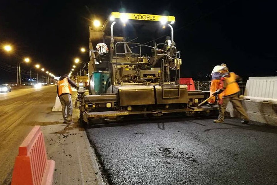 На Коммунальном мосту Красноярска начали укладку асфальта. Фото: Дмитрий БОНДАРЕВ.